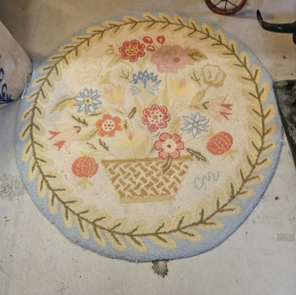 Vintage round floral Claire Murray rug‎
